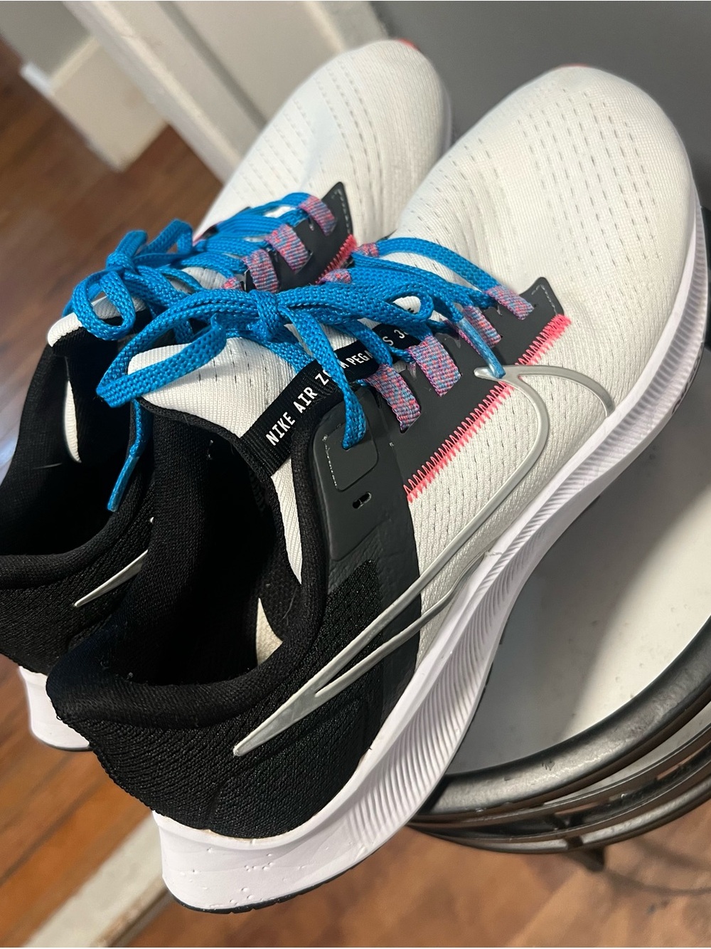 Nike White & Black Running Sneakers with Blue Laces and Pink size w9.5 M 8 Unix - Picture 5 of 8